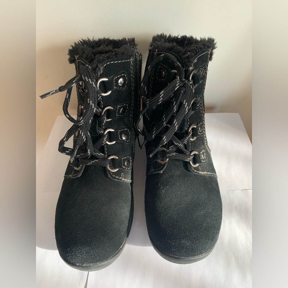 NEW Size 7 M Women's Black Lace-Up Boots by Earth Origins. No box.